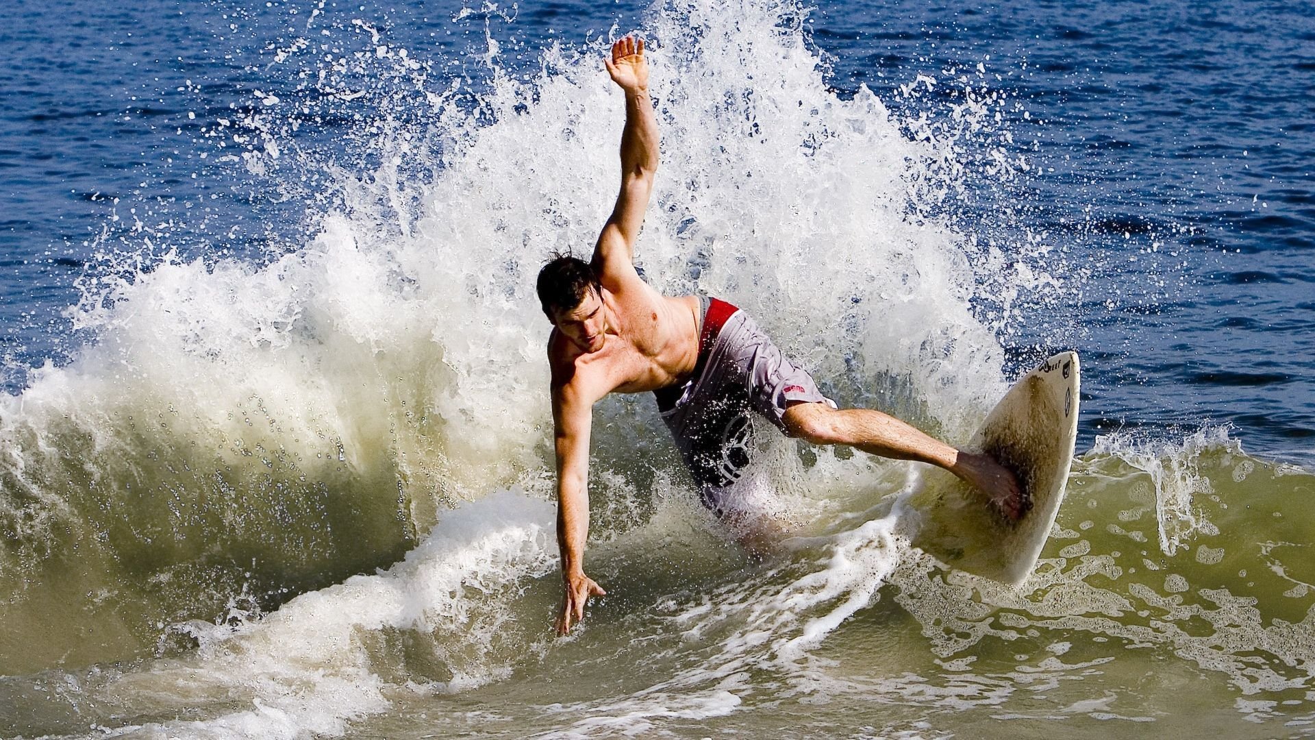 F1年度争冠之夜，苏亚雷斯关键制胜，一场技术与意志的终极较量